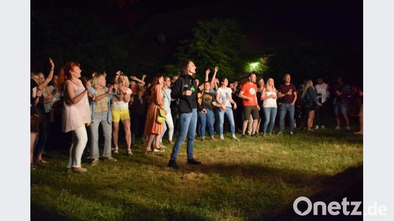Die Partyband Highline spielte anlässlich der 950-Jahr-Feier von Wurz ein unpluggeld Konzert unter den Bäumen im Wurzer Pfarrhof. Auch Hausherrin Rita Kielhorn (86) (vorne, Zweite von links) genoss das fröhliche Treiben in ihrem Garten. Bild: szl