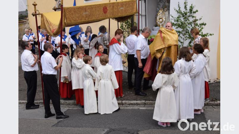In der Pfarrei St. Jakobus in Hohenburg trug Pfarrer Hans-Jürgen Zeitler das Allerheiligste unter dem Himmel durch den Markt zu den vier Altären, erinnernd an die vier Evangelisten Markus, Matthäus, Lukas und Johannes und erbat dazu den Segen für die Menschen. Bild: bö