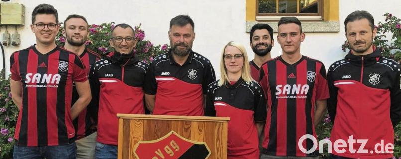 Frisches Blut für die SpVgg Pirk: Von links: Bastian Fritsch (neu/SpVgg Schirmitz), Ramiz Mulic (neu/ASV Neustadt), Trainer Turan Bafra, Vorsitzender Josef Schiesl, Betreuerin Tina Kellermann, Johannes Schreier (neu/SC Luhe-Wildenau), Kevin Birkmüller (neu/DJK Irchenrieth) und Sportlicher Leiter Fabio Nicolella. Bild: fz