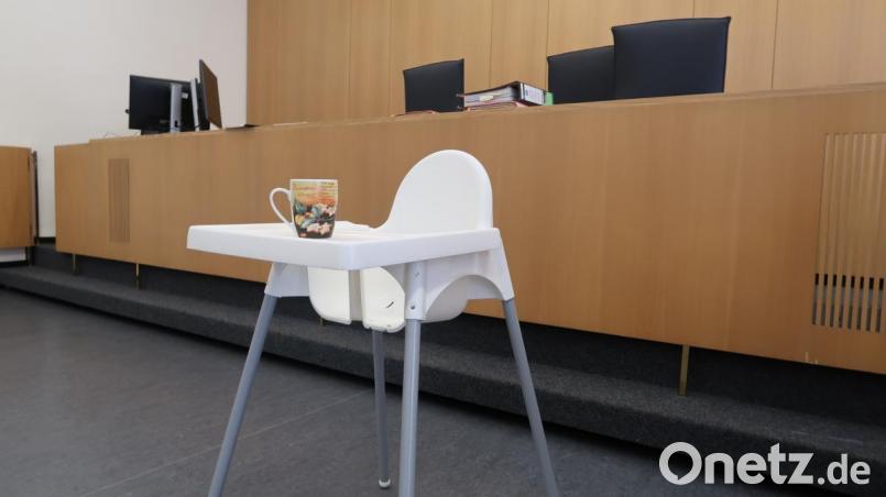Der Kinderstuhl und die Tasse vor der Richterbank. Das Gericht ist überzeugt, dass die Mutter der Tochter den Tasseninhalt ins Gesicht geschüttet hat. Die Frau hatte erklärt, sie habe die Tasse auf dem Stuhl stehen lassen, das darunter spielende Kind das Gefäß zum Umfallen gebracht. Bild: Würth, Wolfgang