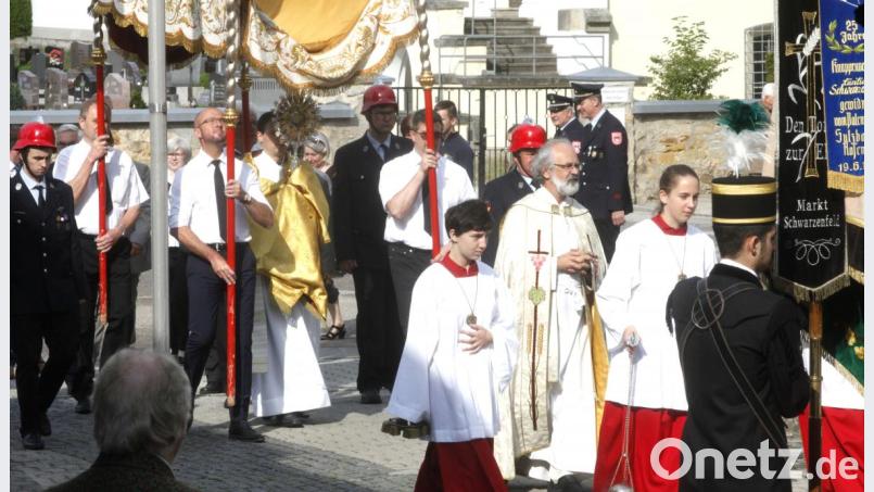 Frater Dominikus vom Miesberg-Kloster trug die Monstranz. unter dem "Tragehimmel". Pfarrer Heinrich Rosner erteilte an den Altären den Segen. Zahlreiche Traditionsvereine beteiligten sich an der Fronleichnamsprozession in Schwarzenfeld. Bild: Hirsch