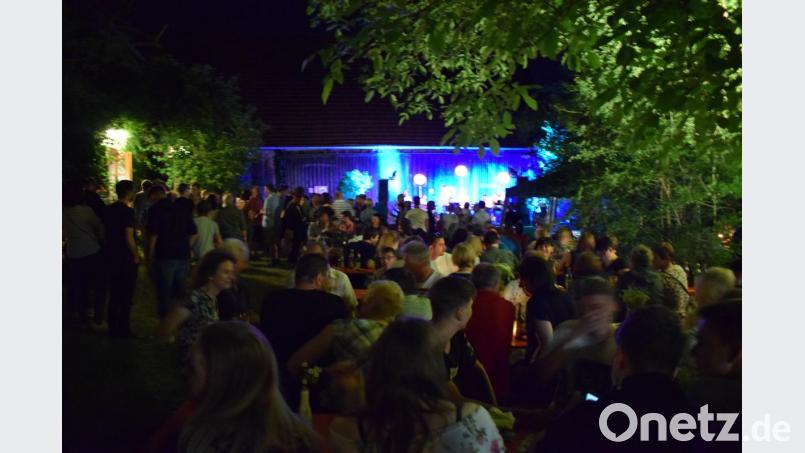 Die Partyband Highline spielte anlässlich der 950-Jahr-Feier von Wurz ein unpluggeld Konzert unter den Bäumen im Wurzer Pfarrhof. Bild: szl