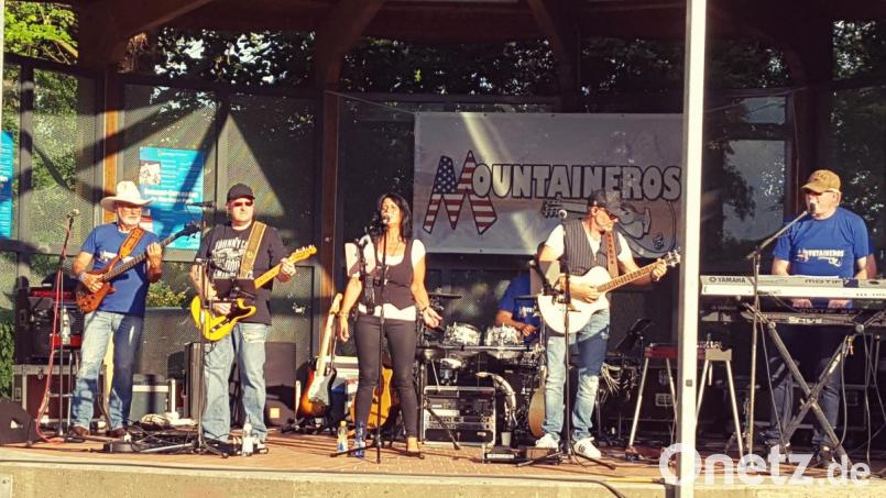 Die Country-Formation "Mountaineros" heizten den Weidenern ein. Bild: Kunz