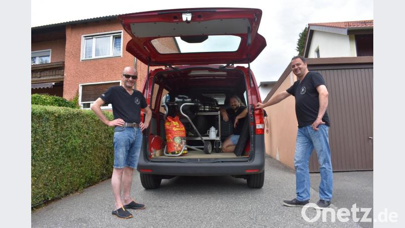 Grillkohle, Geräte und auch eine Kanne Kaffee haben die Stiftlandgriller für die Bayerische Grillmeisterschaft besorgt. Am Samstag werden sie vier Gerichte präsentieren, die vor allem mit regionalen Lebensmitteln zubereitet werden. Bild: lue