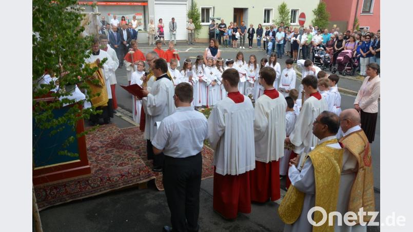 Stadtpfarrer Georg Flierl betete am Altar an der Fatimakirche. Bild: jr