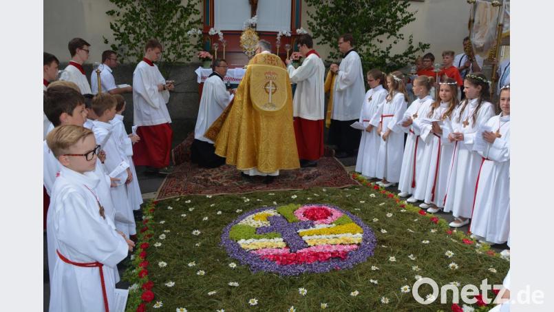Erste Station von vier Altären war an der Fatimakirche, dort hatte die Jugend einen Blumenteppich gelegt. Bild: jr