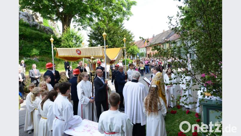 Stadtpfarrer Pater Hans Ring trug, begleitet von Gebeten und Gesängen, die geweihte Hostie in der Monstranz zu den einzelnen Stationen der Prozession. Bild: bey