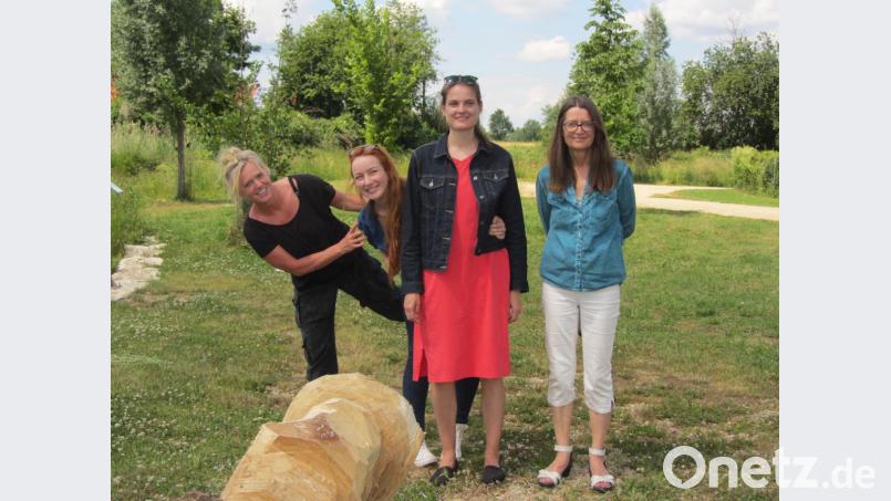 Hanna Regina Uber, Kateřina Kubalová, Tereza Fišerova und Herta Wimmer-Knorr (von links) vor dem Arbeitsstart auf dem Vilsecker Kunstpfad. Bild: aks