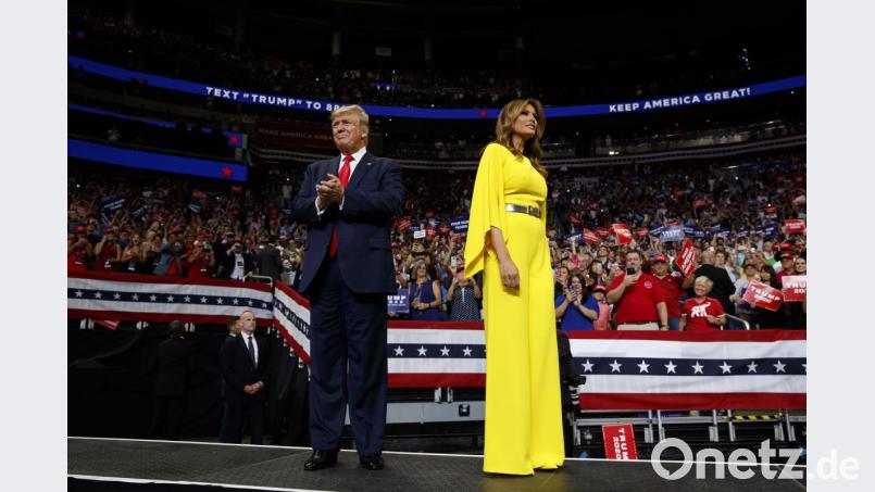 Donald Trump, Präsident der USA, und Melania Trump, First Lady der USA, kommen zu einer Wahlkampfveranstaltung in das Amway Center in Orlando, Florida. Mit der Großkundgebung in Florida läutet US-Präsident Trump offiziell seinen Wahlkampf für 2020 ein. Bild: Evan Vucci/AP/dpa