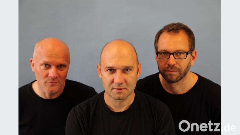 Wie selbstverständlich setzen Andreas Neubauer (Schlagzeug), Martin Wagner (Akkordeon) und Hanns Höhn (Kontrabass) (v.l.n.r) unterschiedliche Musikstile in Bezug zueinander. Am 28. Juni gestieren sie beim Jazz-Zirkel-Weiden. Bild: exb Johannes Gramm