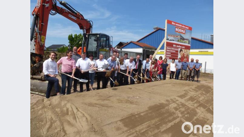 Sie scheinen sehr froh, mal wieder im Sand buddeln zu dürfen, vor allem wenn es sich um einen Spatenstich für ein wichtiges Bauprojekt handelt: von links dritter Bürgermeister Severin Hirmer, Charly Witt, Prokurist Hans Fisch, Architekt Karl Zissler, Stefan Richter von trinkKult Hof, zweiter Bürgermeister Herbert Rudolph, Bürgermeister Ludwig Biller, Landrat Andreas Meier, Herbert Zangl, Juniorchef Patrick Kutzer. Vierter von rechts Bauleiter Günther Feldbauer. Bild: bk