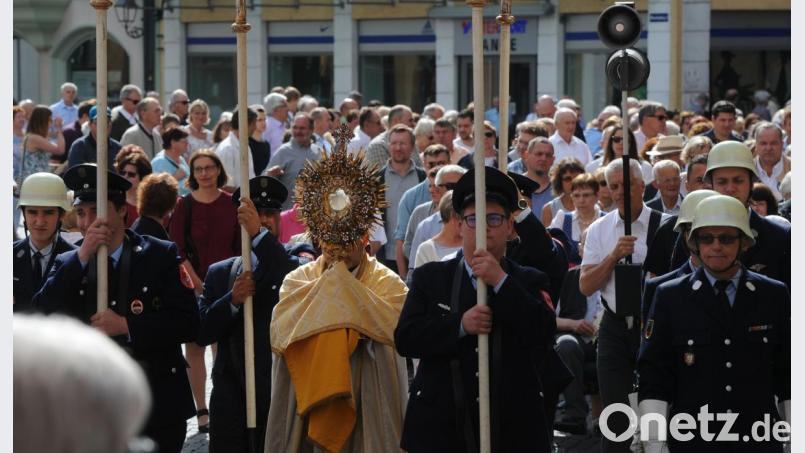 Eine Ehrenformation der Amberger Feuerwehr eskortierte an Fronleichnam das Allerheiligste durch Ambergs Straßen. Bild: gf
