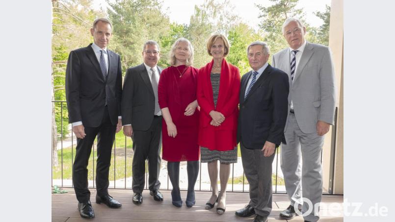 Sie bringen das Projekt der Palliativversorgung voran (von links): Thomas Barth (Vorstandsvorsitzender des Fördervereins Kinder-Palliativzentrum München), Andreas Fiedler (Chefarzt der Klinik für Kinder und Jugendliche am Klinikum St. Marien Amberg), Monika Führer (Leiterin Kinder-Palliativzentrum), Karin Seehofer, Alois Glück (Landtagspräsident a.D.) und Karl-Walter Jauch (Ärztlicher Direktor des Universitätsklinikums München). Bild: Klinikum/Dietl