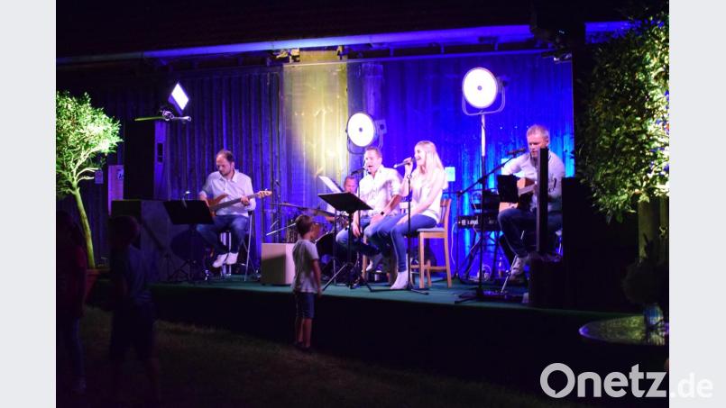 Die Partyband Highline spielte anlässlich der 950-Jahr-Feier von Wurz ein unpluggeld Konzert unter den Bäumen im Wurzer Pfarrhof Bild: szl