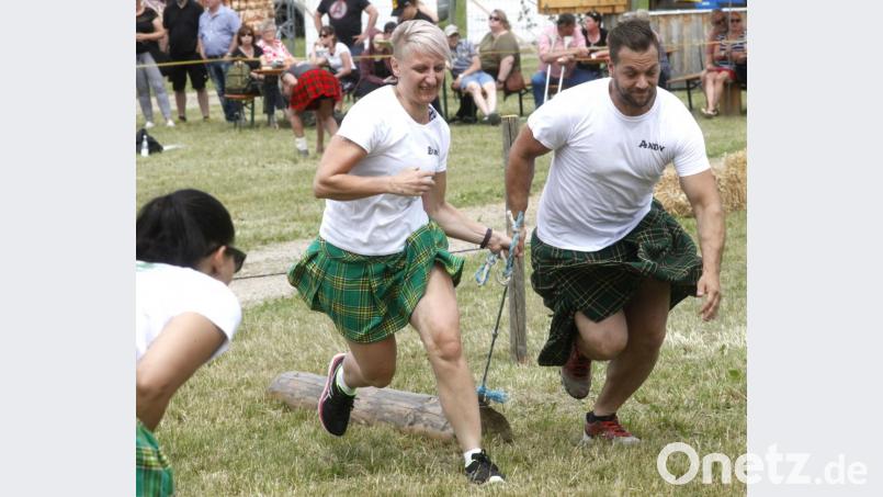 Baumstammziehen als Staffellauf: war eine von zehn Disziplinen bei den 6. Highland-Games auf Schloss Guteneck. Bild: Hirsch