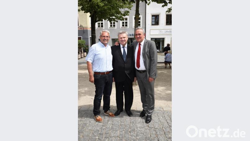 Geburtstagsgrüße an den Vikar: Willi Dürr (links) und Oberbürgermeister Kurt Seggewiß gratulieren Pfarrvikar Josef Matys (Mitte). Bild: Günter Zintl