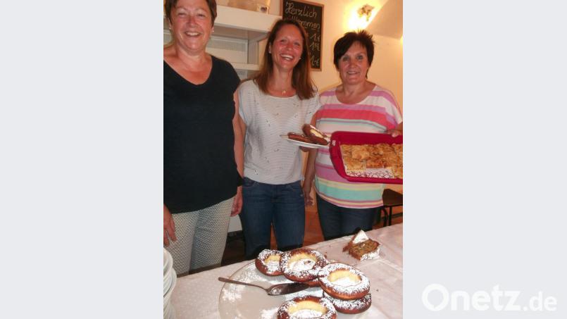Die selbst gebackenen Kuchen und Torten der Dorffrauen sind heiß begehrt. Kurz nach 15 Uhr ist die Kuchentheke leergeräumt. Bild: trj