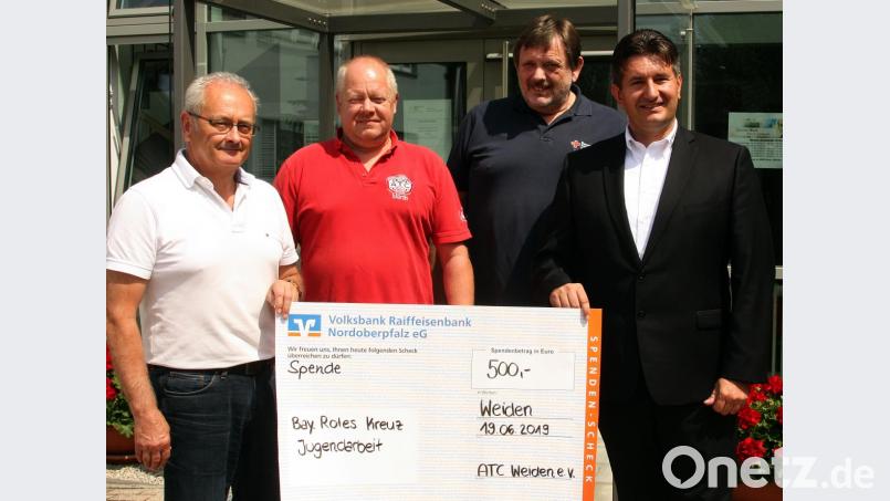 Rennen für das Rote Kreuz: (von links) ATC-Präsident Manfred Gärber und Martin Regler übergeben die Spende an Peter Lischker und Sandro Galitzdörfer. Bild: R. Kreuzer
