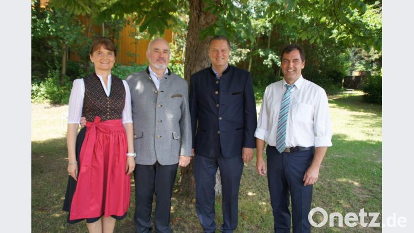 Martin Neumeyer, Vorstandsvorsitzender der Bayerischen Staatsforsten (Zweiter von rechts), verabschiedete Hubert Meier (links mit Ehefrau Renate) aus seinem Dienst als Leiter des Forstbetriebs Roding und hieß dessen Nachfolger, Rudolf Zwicknagl (rechts), willkommen. Bild: sir
