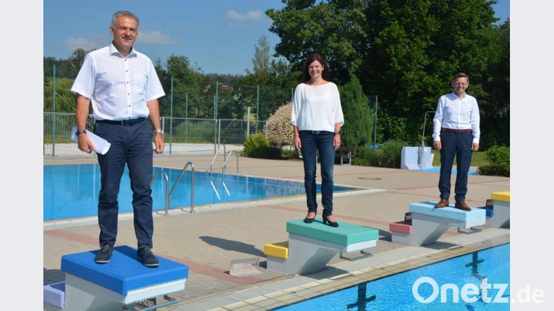 „Mitterteich steht in den Startlöchern“, sagte Bürgermeister Roland Grillmeier (links) beim Ortstermin zur Freibad-Sanierung. Passend dazu nahmen er sowie Kämmerin Ursula Ockl und MdL Tobias Reiß auf den Startblöcken Aufstellung. Bild: jr