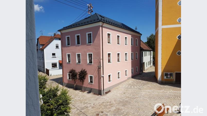 Eine umfassende Dachsanierung erfuhr das gemeindliche Anwesen Kirchplatz 1. Was auf dem rückwärtigen First wie das vergessenes Bäumchen des Richtfestes erscheinen mag, ist in Wirklichkeit die Spitze des Maibaums auf dem Marktplatz. Bild: fjo