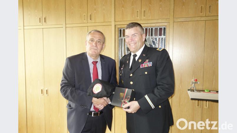 Oberbürgermeister Kurt Seggewiß (links) und Colonel Adam J. Boyd tauschen Geschenke aus. Bild: exb