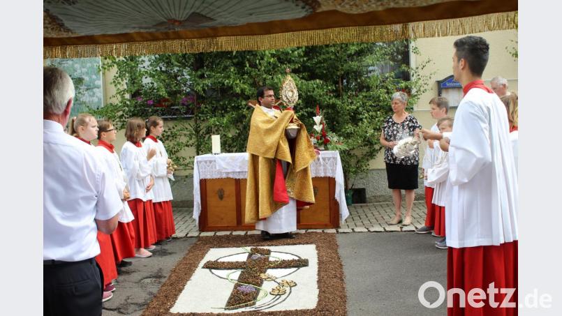 Beim Gasthof Schinner stand der vierte Altar. Nachdem auch hier der Geistliche den Segen gespendet hatte, endete die feierliche Fronleichnamsprozession in der Pfarrkirche. Bild: soj