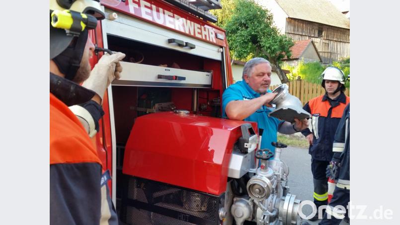 Jeder Handgriff muss im Ernstfall sitzen. Deshalb üben die Maschinisten mit Ausbilder Heinrich Rewitzer und lassen sich Tipps zum Wassertransport geben. Bild: dob