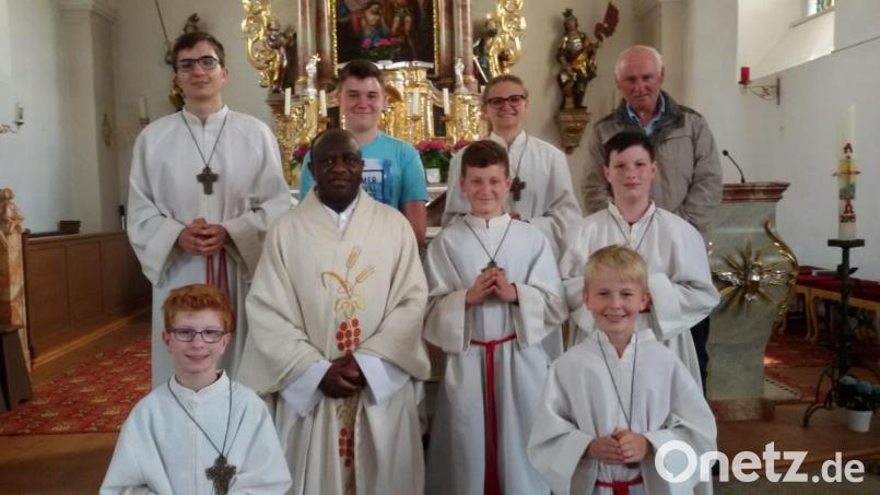 Simon Häring (hinten Zweiter von links) mit Pfarrer Charles Ifemeje (vorne Zweiter von links), Mesner Hubert Wölfl und den Ministranten.