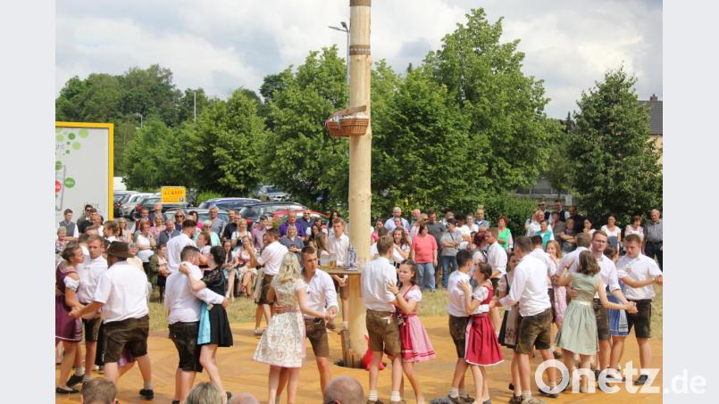Eine sehr gute Figur machen die 19 Kirwapaare des Schnoittenbecka Kirwavereins beim Baumaustanzen. Bild: ads