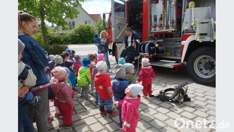 Die Freiwillige Feuerwehr Haselmühl zu Besuch bei der Kita Arche Noah Bild: exb