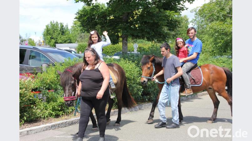 Den Kindern macht es immer wieder Spaß, auf den Ponys ein paar Runden reiten zu dürfen. Bild: frd