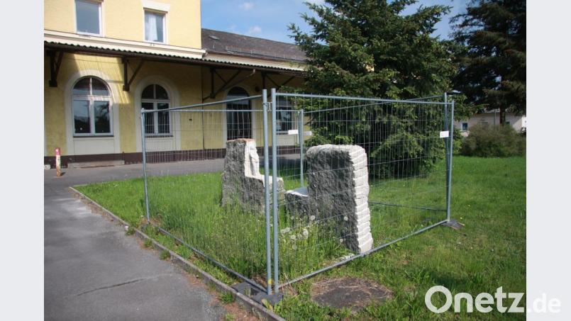 Das Kunstwerk entstand im Rahmen des Künstlersymposiums, das den Nordgautag 2018 begleitete. Geschaffen wurde es von Tilo Ettl aus dem tschechischen Plana. Den Bauzaun hat der Bauhof Wiesau aufgestellt. Bild: wro