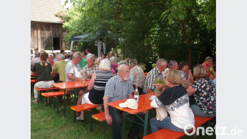 Bis in die Nachtstunden feiern die Wurzer im ehemaligen Pfarrgarten. Bild: trj