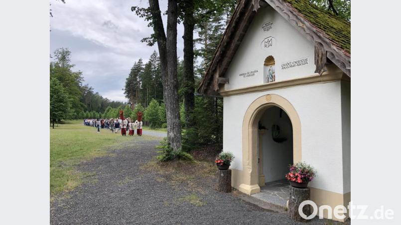 Alljährlich am Dreifaltigkeitssonntag besuchen viele Gläubige die idyllisch gelegene Wolfschützenkapelle im Truppenübungsplatz Grafenwöhr. Bild: rha