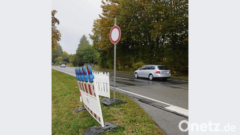 Die Schilder stehen schon bereit. Bild: ge