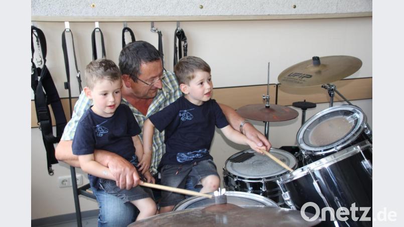 Wenn einem der Opa das Spiel am Schlagzeug beibringt, macht es gleich noch mehr Spaß. Bild: frd