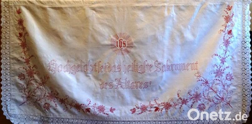 Ein wahres Schmuckstück ist die 85 Jahre alte Altardecke, die die Schwiegermutter von Martha Kraus in Handarbeit gefertigt hatte. Bild: weu