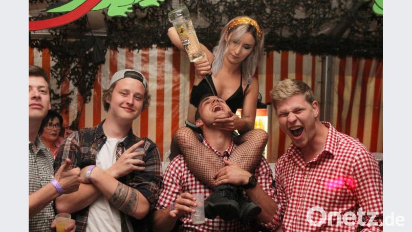 Eines der Bilder, über das sich zwei Leser fürchterlich aufregten. Aufgenommen wurde es in der Festzelt-Bar, wo ein sogenanntes „Coyote Ugly“-Team im Feier-Einsatz war. Archivbild: lst