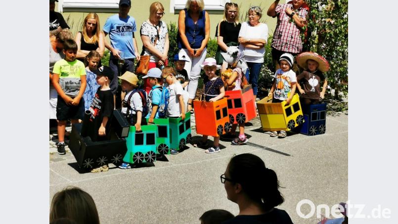 Der Kinderzug verlässt den Eslarner Bahnhof. Bild: gz