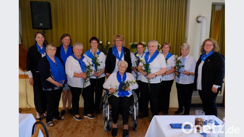 Neun Gründungsmitglieder wurden für ihre 40-jährige Zugehörigkeit zum Katholischen Frauenbund Hausen geehrt. Bild: snn