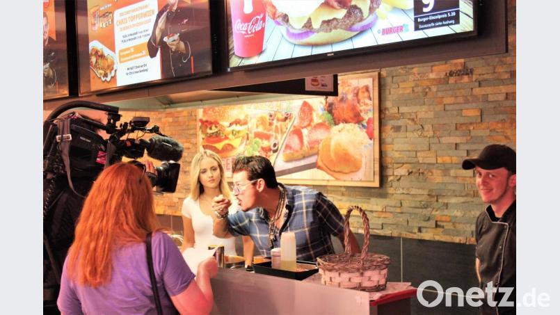 Egal, ob beim Currywurst-Einschweißen oder beim Soße-Testen: Das Kamerateam war Chris Töpperwien immer auf den Fersen. Bild: stg