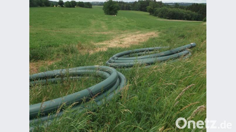 Nächste Woche wird mit einem &quot;Spezialpfluggerät&quot; eine lange Strecke der Freigefälleleitung unter der Erde verlegt. Bild: trj