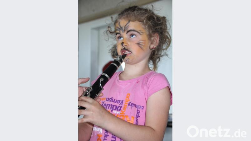 Obwohl es gar nicht so einfach ist, aus einer Klarinette ein paar Töne herauszubringen, zeigte diese junge Dame von Beginn an Talent. Bild: frd