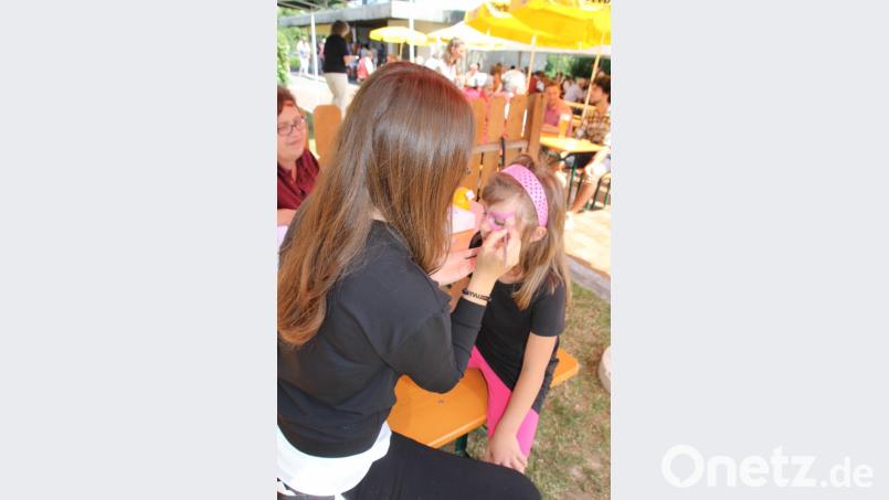 Die Kinder holten sich beim Kinderschminken ein neues „Outfit“ für den Nachmittag. Bild: frd