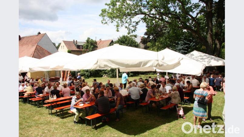 Pfarrfeste an Fronleichnam haben in vielen Gemeinden Tradition. Das ist auch in Wiesau so, wo man sich im Garten des Pfarrhauses trifft. Bild: wro