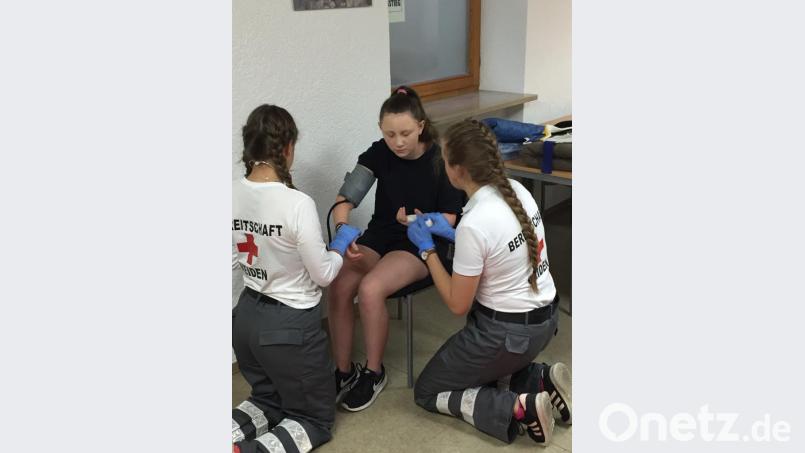Mit täuschend echt aussehenden Verletzungen und Notfällen haben es die jungen Sanitäter bei der Prüfung zu tun. Bild: exb