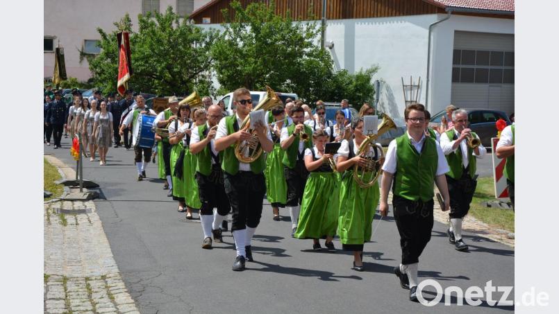 Die Stiftländer Jugend- und Blaskapelle Waldsassen unter der Leitung von Stephan Sölch. Bild: jr