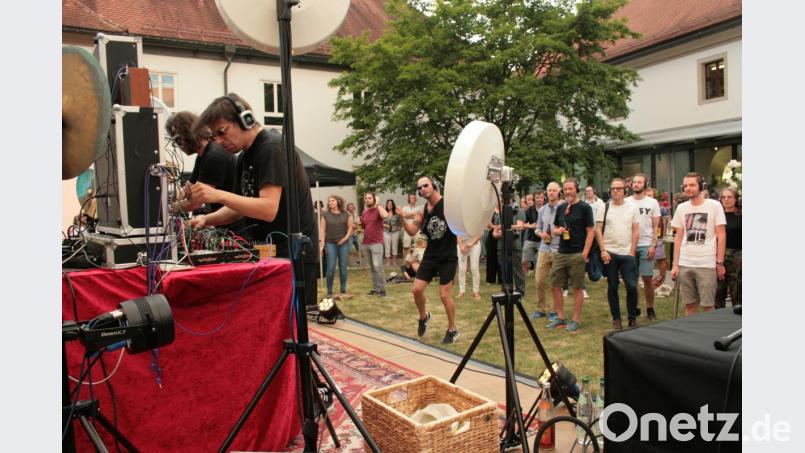 Kopfhörerkonzert mit dem Duo &quot;Ströme&quot; in der Regionalbibliothek. Bild: rg