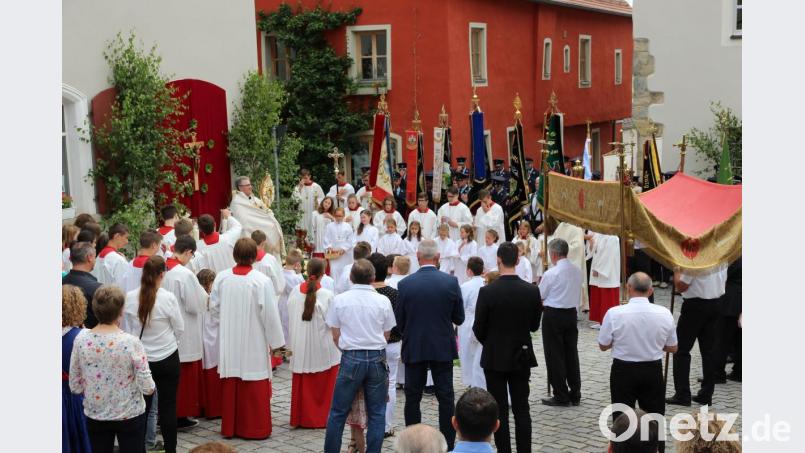 Von zahlreichen Gläubigen sowie den kirchlichen und weltlichen Vereinen mit ihren schmucken Fahnenabordnungen begleitet, wurde die Monstranz von Pfarrer Hannes Lorenz durch die Straßen der Altstadt getragen. Bild: bph